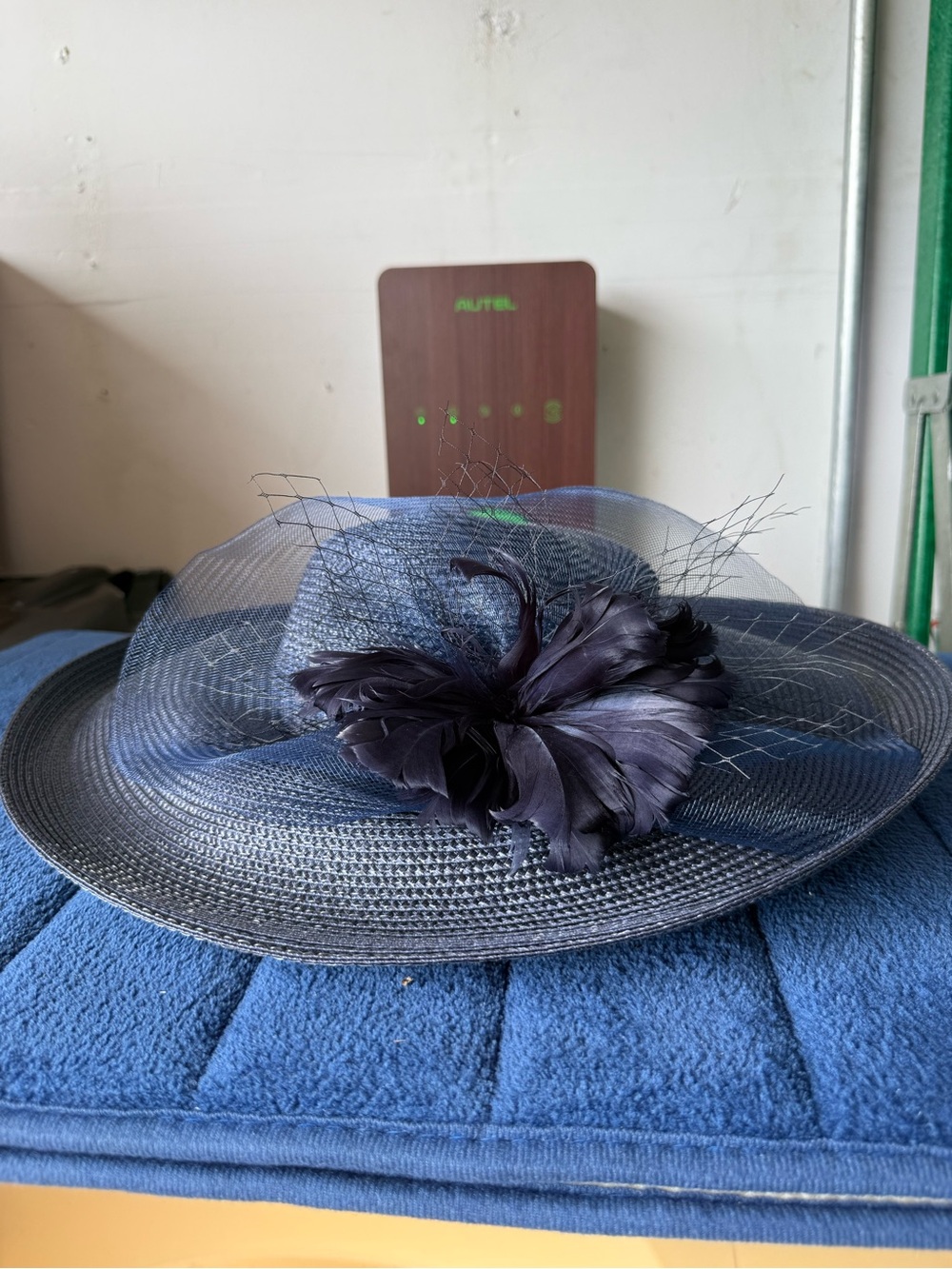 Bellissimo Navy Wide Sheer Brim Fascinator Hat Feather Accent Wedding Church New - Picture 2 of 5